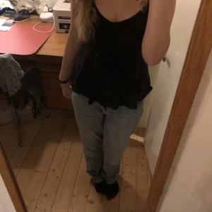 Svart linne  - Hej! Jag säljer mitt svarta Gina tricot linne. Storlek L men jag som vanligtvis har S kan också ha den! Skriv för fler bilder!