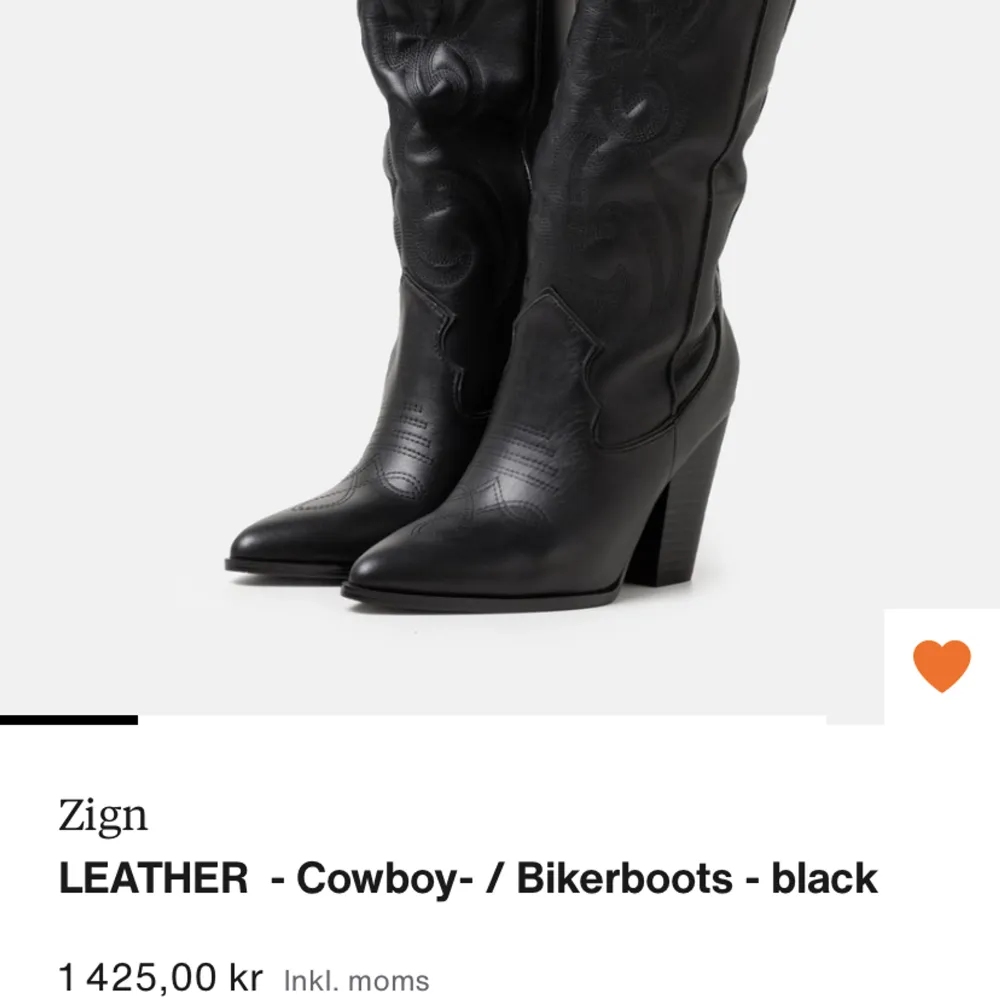Säljer mina cowboy boots i äkta läder. Skit snygga och man är the main character i de. Men köpte de i fel storlek. Slutsålda överallt. Använt ca 5 gånger. Klacken är lite skrapad men det kan man lätt byta. Kan skicka fler bilder. Pris kan sänkas.. Skor.