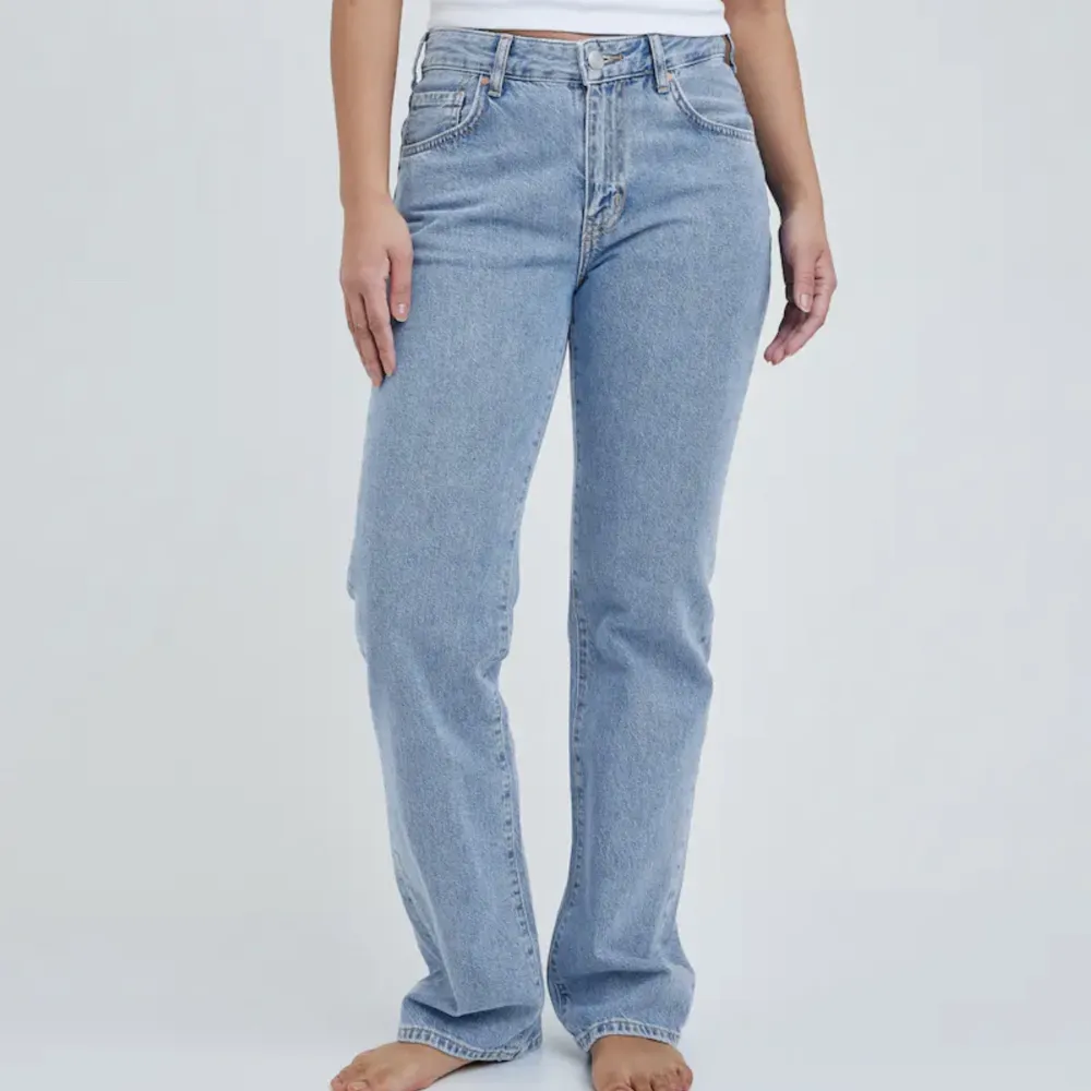 Lågmidjade jeans från Bikbok i storlek 30/32 Säljer då de är för stora för mig 💕Första bilden är lånad :) Köparen står för frakten. Jeans & Byxor.