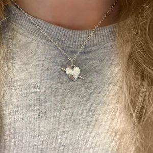 Intressekoll - Intressekoll på mitt Maria Nilsdotter halsband i nyskick! Nypris: 2795kr, säljes för ca 2400kr men priset kan diskuteras. Kom privat för fler bilder!
