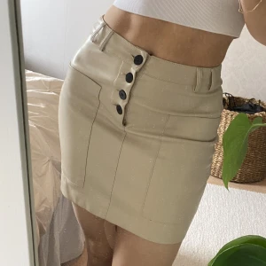 Skinnkjol - Använd en gång. Väldigt rörligt material som man inte blir svettig i.  Den beige färgen gör sig inte rättvis på bilderna 