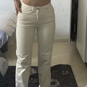 Beige vita jeans - Vit beiga jeans från MADLADY. Använd fåtal gånger. Ny skick. 
