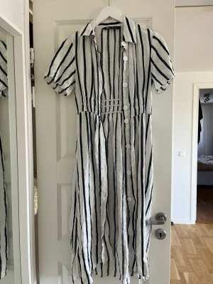 Vardags/ strandklänning - Fin randig klänning perfekt till vardags eller stranden! Från Zara! Köpare står för frakt, kan mötas upp i Malmö/ Lund!