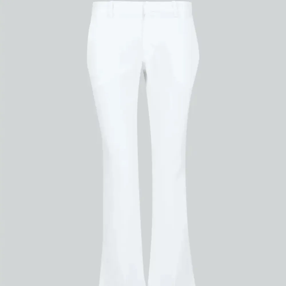 Ett par vita kostymbyxor från bikbok som är lågmidjade med slits otroligt fina men inte fått användning för dem så oanvända😁. Jeans & Byxor.