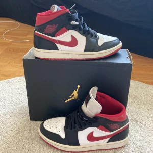 Jordan 1s - Sparsamt använda, storlek 40,5 men passar 41. Är villig att gå ner i pris vid snabb affär