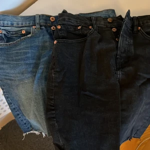 Två jeanskjolar  - En grå och en blå jeanskjol från lager 157. Båda för 150