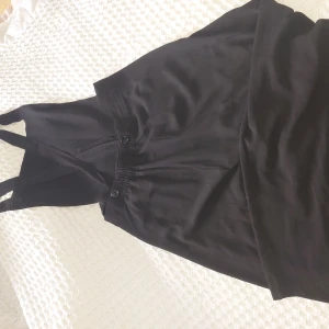 Byxdress vida ben - Justerbara hängslen och bröstficka. Stretchig bit i midjan så passar från storlek S och uppåt. Långa, vida ben i tunt, lätt tyg. Knappt använd.