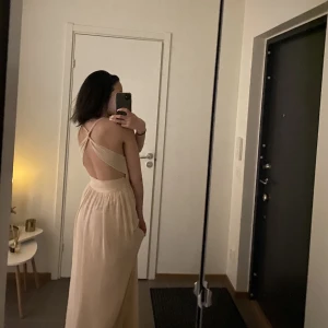 Ljusrosa balklänning  - Säljer min ljus rosa balklänning som är använd en gång på min förra bal och väljer nu att sälja vidare💞🌷(pris kan diskuteras)