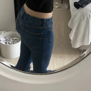 Jeans - Super fina jeans som jag säljer pga har ett par nästan exakt likadana. Bara använda ett fåtal gånger, inga defekter 💕
