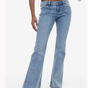 Flare jeans från hm. Har vikt upp dom på bilden och säljer dom pogrund av att dom är för långa på mig. Aldrig använda💗