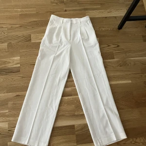 Kostymbyxor  - Vita kostymbyxor från Bik Bok i storleken 38. Säljer på grund av att de aldrig kommit till användning. Oanvänd 💕😊