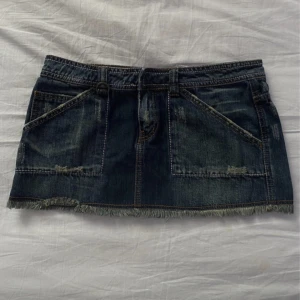 Minikjol - Jättesnygg minikjol😍😍 Säljer den då den är lite för liten för mig. Midja 38 cm Längd 25 cm