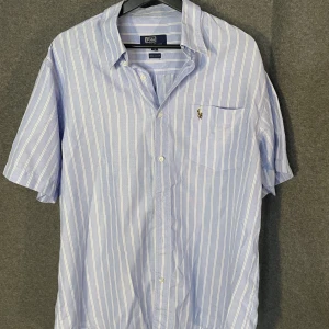 Ralph Lauren Skjorta - supersnygg😍 - Skjorta från Polo ralph Lauren, jag tror att den är vintage (har ärvt den) . Den är i superbra skick - storlek Xl men passar L/M fast oversized. Den är superfin😍😍 nypris var runt 1000 kr!