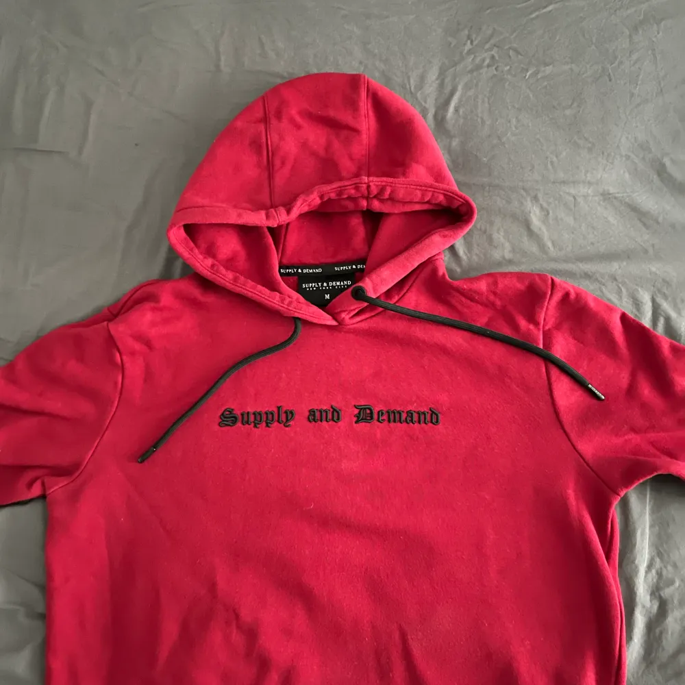 supply and demand hoddie i storlek M nu pris runt 500-600, använd 2-3 gånger. säljer för används ej längre 10/10 skick . Hoodies.