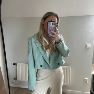 Kavaj - Jättefin croppad kavaj i en somrig  mintgrön färg! Helt ny med prislapp 🐚 från boohoo!  Oversize i modellen 🌷