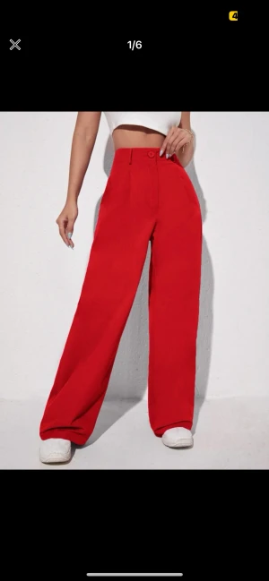 Kostymbyxor  - Säljer dessa supersnygga röda kostymbyxor då dom var för stora för mig. Fick hem dom idag så endast testad en gång🩷 Ordinarie pris 199kr