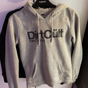 Dirtcult hoodie - Säljer denna då den är för liten. Storlek S men liite mindre i storleken. Köparen står för frakt. 