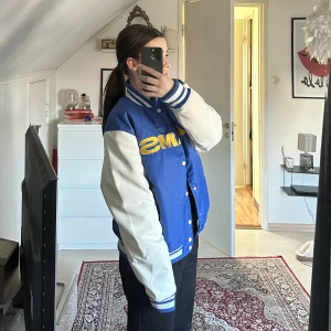 Varsity jacka  - En ny varsity jacka som ej kommer till användning, köpt förra året i london. 