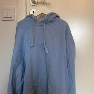 Blå hoodie från lager 157 i storlek xs , ser lång ut med det är för att jag har en liten galej , det är en helt normal hoodie , köpt för 150kr , säljer den för 40kr 