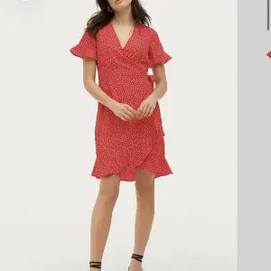 Hej! Säljer denna klänning från veromoda💕 Använt 2 gånger🫶
