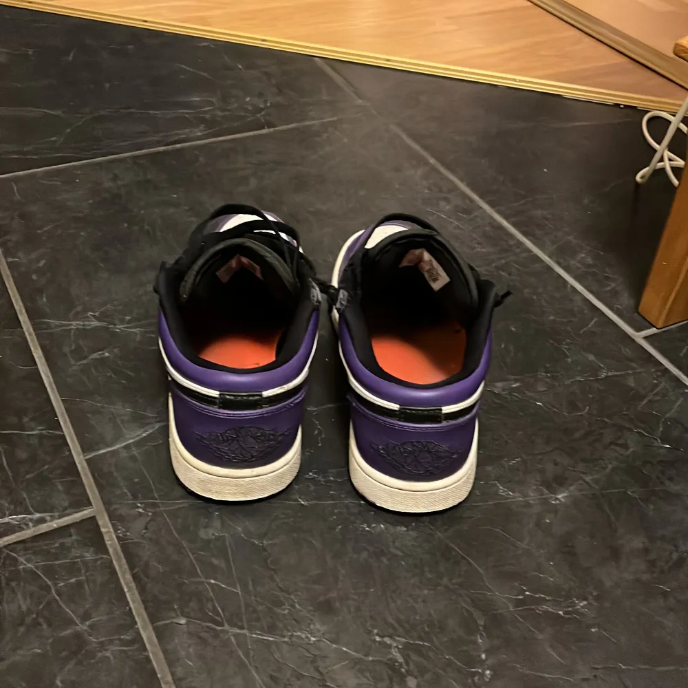 Tja, säler ett par Air Jordan 1 Low Court Purple White i storlek 40. Schysst skor inför sommaren. Dem är använda men väldigt sparsamt. Ny pris 3460 kr. Hör av dig vid funderingar, priset kan diskuteras. Priset är inte hugget i en sten.. Skor.
