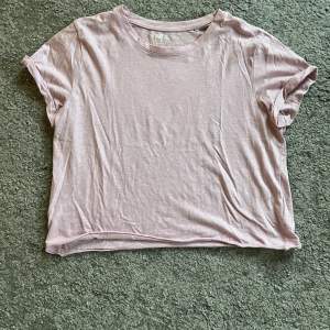 Rosa T-shirt, kortare modell, från New Yorker i strl M. Använd bra skick!