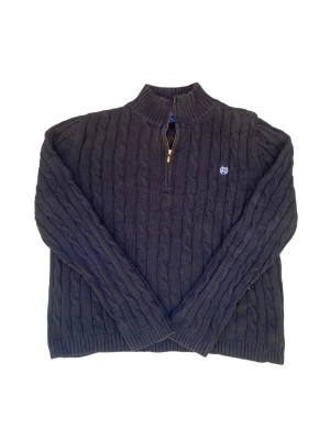 Svart Sweatshirt - Jättefin svart quarter zip i bra skick! Se passform bild 3. Storleken är Large men är liten i storlek. Den passar M mot S-hållet.   Modell är 186 och bär vanligtvis M-L. :)