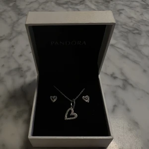 Pandora - Set med halsband 50cm och örhängen från Pandora. Originalpris för halsband 599kr & örhängen 499kr. Kan köpas tillsammans för 300kr. Använda endast ett par fåtal gånger. Dessa är i sterling silver