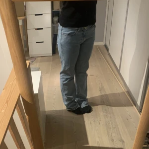 Low Straight jeans - Low Waist jeans från bikbok i strl 38. Endast andvända 3-4 ggr. Ordinarie pris 700 kr, mitt pris 300 kr. Skickas med postnords skicka hem. (Säljs då de blivit för stora)