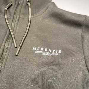 Mckenzie tracksuit  - Säljer min mckenzie dress eftersom den inte används säljer inte byxorna eller tröjan separat