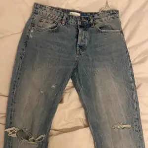 Säljer mina nästintill oanvända zara jeans då dom inte kommit till användning, storlek 38/m och sitter bra på mig som är 173. Ljuset kan se lite gult ut men dem är i en fräsch blå med lite snygga slitningar! Fler bilder vid intresse!🙏🏽