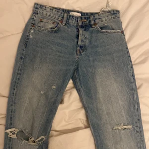Zara jeans - Säljer mina nästintill oanvända zara jeans då dom inte kommit till användning, storlek 38/m och sitter bra på mig som är 173. Ljuset kan se lite gult ut men dem är i en fräsch blå med lite snygga slitningar! Fler bilder vid intresse!🙏🏽