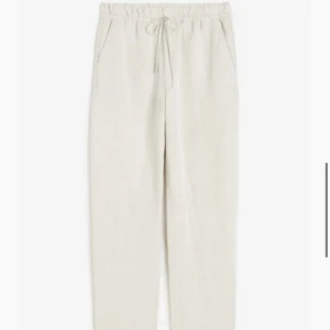 Linnebyxor - Fina linnebyxor från Hm som använts ett fåtal gånger då de är för korta för mig som är 168 cm. Storlek xs. Nypris 249 kr men säljer för 160 kr.