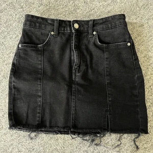 Jeanskjol - Fin jeanskjol från Bershka med en liten slits💓 Storlek 34 Använd fåtal gånger ✨Köparen står för frakt✨ 