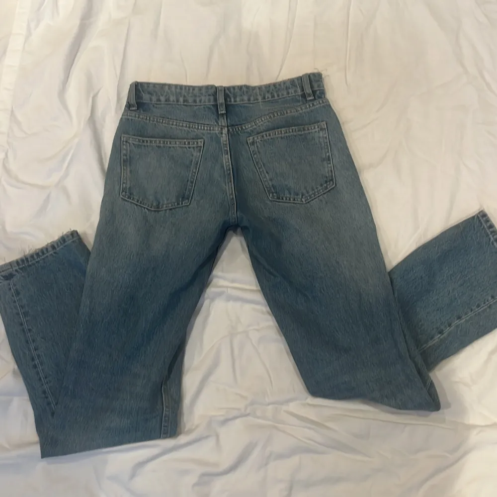 Säljer zara jeans storlek 36/S. Använt ganska mycket❣️Låg/mid- midjade.😊 Hör av er innan ni köper.  . Jeans & Byxor.