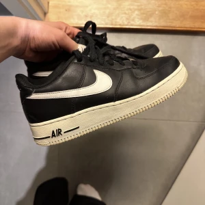 svarta nike skor - Säljer mina airforce i färgen svart, använda men i fint skick. Tvättar även av dem innan jag skickar iväg
