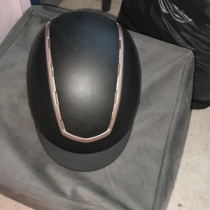 Ridhjälm  - Den är använd 2-3 gånger