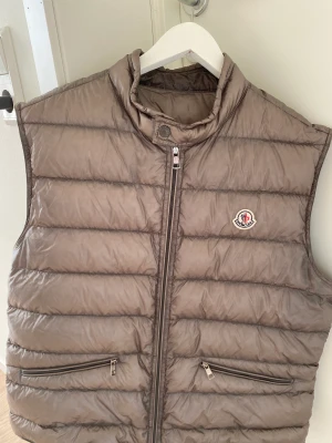Moncler Gui  - Moncler Gui Storlek 6 (XL/XXL) Condition 8/10 - inga hål eller dylikt.  Nypris: 6500 SEK Mitt pris: 3000 SEK  Äktheten kan verifieras av flertalet inom klädcommunityt.