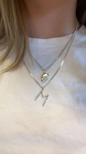 Maria Nilsdotter bokstavshalsband - Säljer mitt så fina Maria Nilsdotter bokstavs halsband i bästa skick! Nypris ligger på 1800kr i silver, därför är detta ett bra pris + är öppen för förslag 