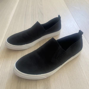 Svarta skor - Svarta skor från Alley köpta på Skopunkten. Storlek 39. Använda ett fåtal gånger. Sulan är lite smutsig och det är några små fläckar på tyget (som eventuellt går att ta bort). Säljer för 30kr.