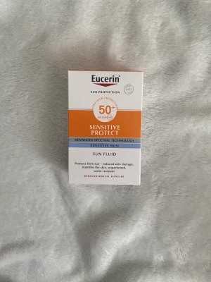 eucerin sensitive sun protection - helt ny med förpackningen kvar. Förpackningen är lite skadad här och där. 50+ SFP. 50 ML! Datumet gör ut i maj 2024