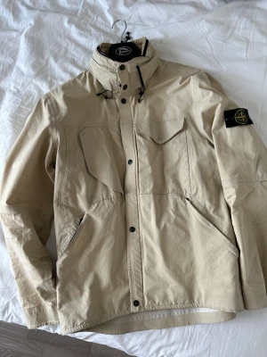 STONE ISLAND VENTILE - Nypris: 8 300 kr Skick: 9/10 Storlek: XL  Jackan är kemtvättad. Jackan har även luva om så önskas
