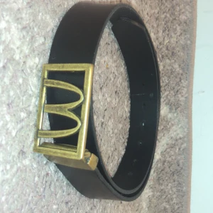  mc Bälte  -  det är en McDonald’s bälte som är gjord av läder och är 140 cm lång nästan aldrig använd