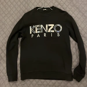 Kenzo tröja - Storlek XS  Bra skick  Nypris 2000kr Köptes på NK men har inte kvittot. Har ingen användning av den och vill sälja. 100 äkta. Möts ej upp!