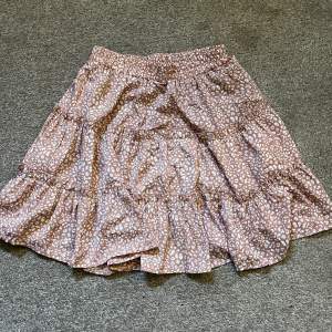 Söt kjol från shein, rosa med något mönster och små volanger, inte särskilt använd, storlek s:)