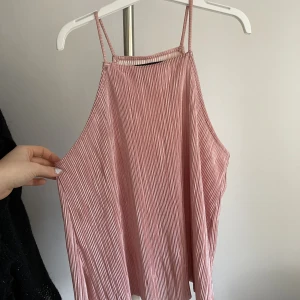 Rosa fest topp - Rosa topp som passar till fest och middagar. Säljer pga att den inte kommer till användning längre. Köpt på bershka. 