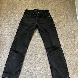 Jeans weekday - Snygga svarta jeans från Weekday i modellen arrow low, köpte på plick för 400 för två år, fint skick, storlek 24/30:kr