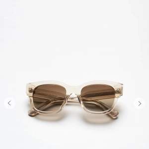 Säljer mina chimi solglasögon i modellen 07 och färgen Ecru. Knappt använda och är i fint skick. Perfekta för sommaren!🥰☀️