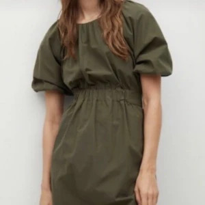 Mango klänning - Jättefin khakigrön klänning från mango. Använd en gång, storlek xs 