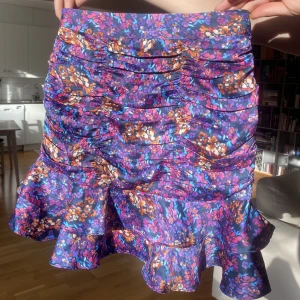 Somrig kjol!! - En kjol som är för liten, prislappen kvar så är aldrig använd! Suuuperfint med en basic top till!